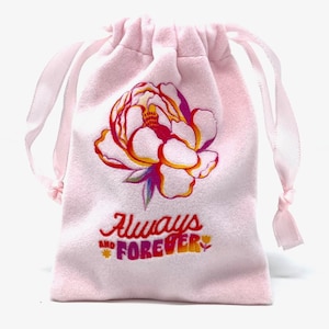 Immer und für immer. Rosa DTF bedruckter Beutel Kordelzugbeutel aus Samt für Schmuck, Tarotkarten, Kristalle, Reiseaccessoires.