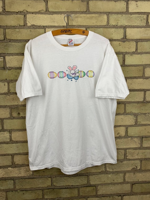 Vintage 90s Cute Hand Embroidered Easter Bunny T-S