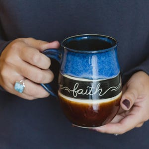 Faith Keramikbecher, handgemachte Kaffeetasse, inspirierendes Geschenk, Teebecher, versandfertige Keramik, Keramikgeschenk