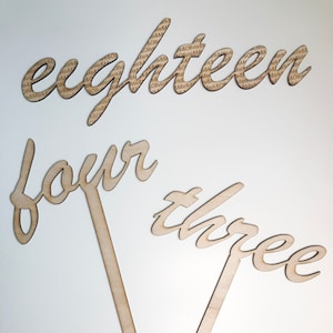 Holztabellennummern, Hochzeitstischnummern, personalisierte Hochzeitstischnummern, Hochzeits-Dekor, Veranstaltungstabelle Nummern