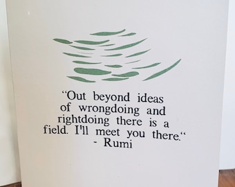 Könnte beinhalten: Eine weiße Karte mit einem grünen abstrakten Design und einem Zitat von Rumi: "Jenseits von Ideen von Unrecht und Recht ist ein Feld. Ich werde dich dort treffen." - Rumi