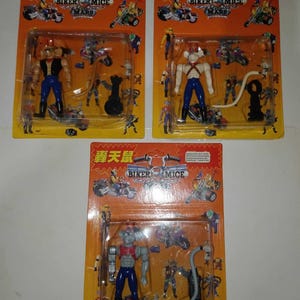 Puede incluir: Tres sets de figuras de acción de "Biker Mice from Mars". Cada set incluye una figura en un blíster de plástico con una tarjeta trasera colorida. Las figuras están en varias poses, con motocicletas y accesorios.