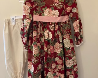 Robe fille faite main taille 5 rouge à fleurs avec pantalon assorti style victorien