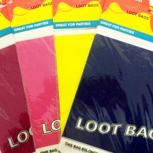 Puede incluir: Cuatro bolsas de botín en diferentes colores: rojo, rosa, amarillo y azul. Las bolsas están hechas de un material delgado y arrugado y tienen las palabras "Loot Bags" y "Great for Parties" impresas en ellas. Las bolsas también están etiquetadas con el texto "This bag belongs to..."