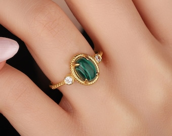 Anillo delicado de malaquita ovalada en oro, anillo de malaquita para mujer, anillo de malaquita con bisel, anillo de oro delicado, anillo para uso diario, regalos de joyería
