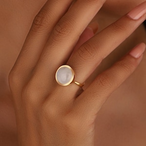 Dainty Women Chic Moonstone Ring, Elegant Moon Stone Bezel Set Ring, Unique Beautiful Ring, Dainty Raw Moon Stone Everyday Ring, Trendy Ring