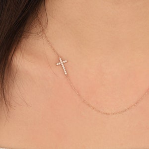 Collier de diamants croisé latéral, collier religieux croix initiale, collier en croix de zircone délicate, pendentif collier en argent, cadeau de Noël