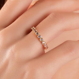 Delicado anillo de eternidad completo con bisel de turmalina rosa en oro de 14 quilates, joyería apilable con banda de piedra de nacimiento personalizada.