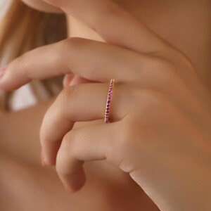 Rubin Ring 14K Gold voller Eternity Ring, Zierliche Rubin Stein stapelbar Ring, Minimalist Birthstone Ring Statement Ring, Benutzerdefinierte Stapelring Bild 9