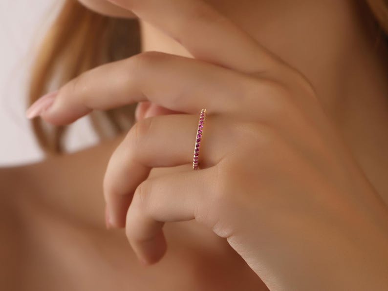 Rubin Ring 14K Gold voller Eternity Ring, Zierliche Rubin Stein stapelbar Ring, Minimalist Birthstone Ring Statement Ring, Benutzerdefinierte Stapelring Bild 9