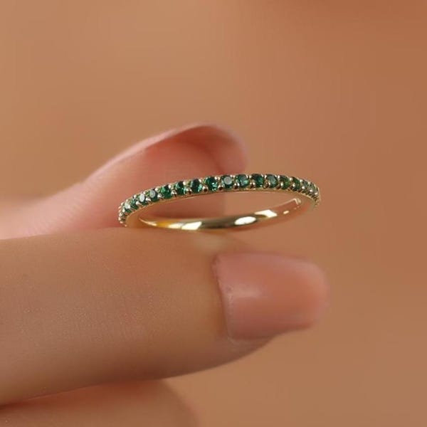 Anel delicado empilhável em ouro 14K com esmeralda, anel moderno e marcante com pedra de esmeralda, anéis minimalistas personalizados com pedra de nascimento.