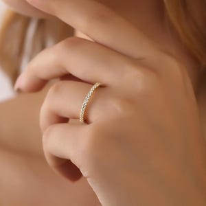 Elegant diamant-evighetsring i 14 karat guld, personlig födelsestensring i april, minimalistisk vardagsring i guld, evighetsring i diamantform bild 9