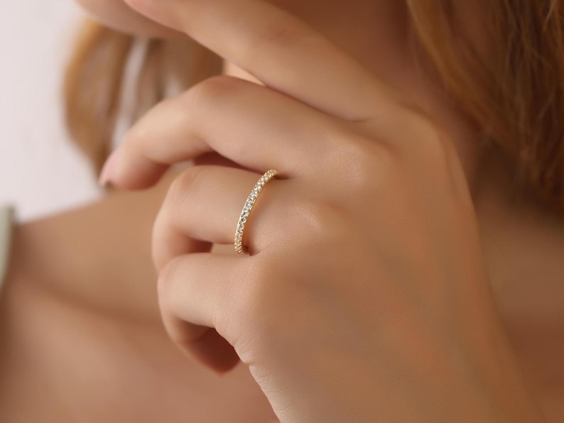 Elegant diamant-evighetsring i 14 karat guld, personlig födelsestensring i april, minimalistisk vardagsring i guld, evighetsring i diamantform bild 9