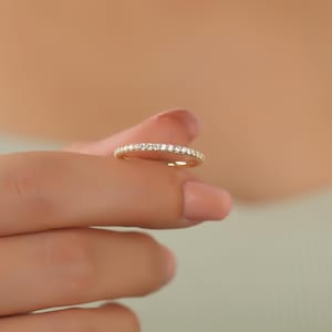 Elegant diamant-evighetsring i 14 karat guld, personlig födelsestensring i april, minimalistisk vardagsring i guld, evighetsring i diamantform bild 7