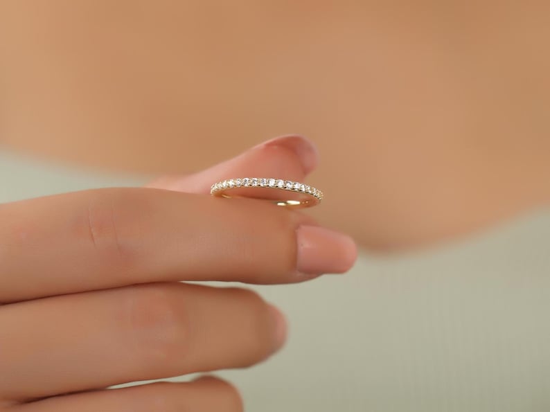 Elegant diamant-evighetsring i 14 karat guld, personlig födelsestensring i april, minimalistisk vardagsring i guld, evighetsring i diamantform bild 7