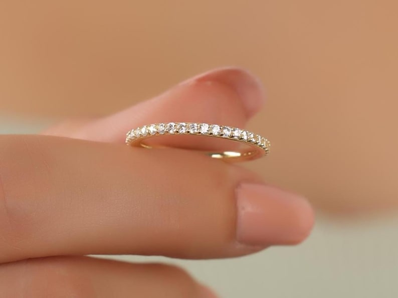 Elegant diamant-evighetsring i 14 karat guld, personlig födelsestensring i april, minimalistisk vardagsring i guld, evighetsring i diamantform bild 1