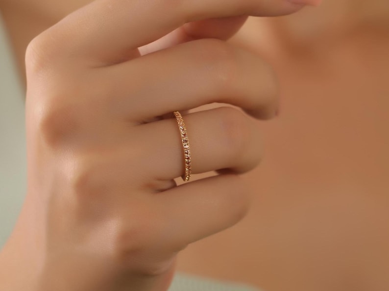 Puede incluir: Un fino anillo de banda de oro con una superficie texturizada.