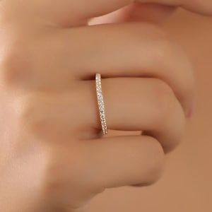 Elegant diamant-evighetsring i 14 karat guld, personlig födelsestensring i april, minimalistisk vardagsring i guld, evighetsring i diamantform bild 2