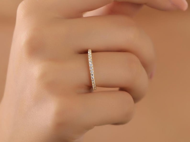 Elegant diamant-evighetsring i 14 karat guld, personlig födelsestensring i april, minimalistisk vardagsring i guld, evighetsring i diamantform bild 2