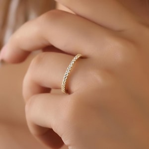 Elegant diamant-evighetsring i 14 karat guld, personlig födelsestensring i april, minimalistisk vardagsring i guld, evighetsring i diamantform bild 3