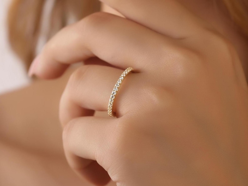 Elegant diamant-evighetsring i 14 karat guld, personlig födelsestensring i april, minimalistisk vardagsring i guld, evighetsring i diamantform bild 3