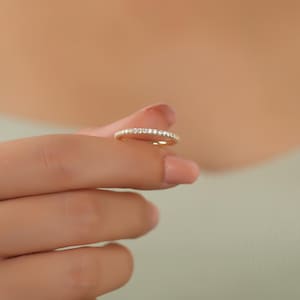 Elegant diamant-evighetsring i 14 karat guld, personlig födelsestensring i april, minimalistisk vardagsring i guld, evighetsring i diamantform bild 4