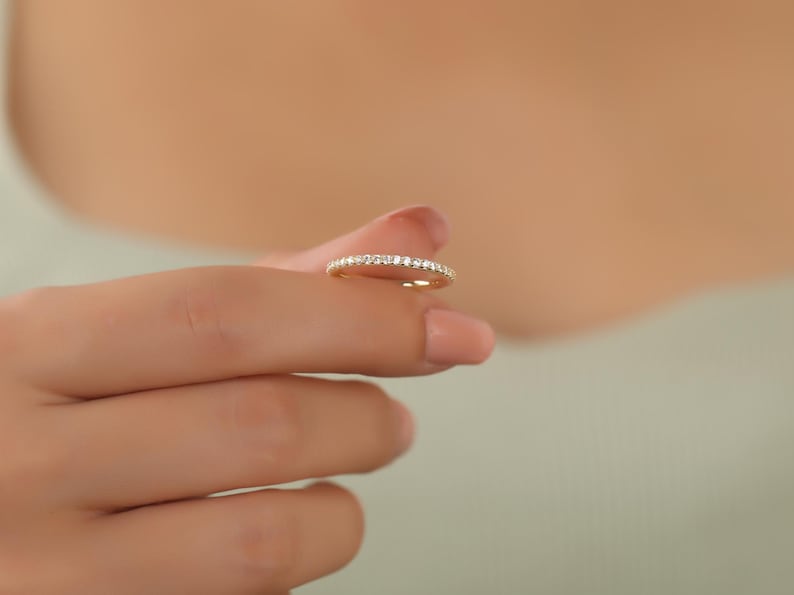 Elegant diamant-evighetsring i 14 karat guld, personlig födelsestensring i april, minimalistisk vardagsring i guld, evighetsring i diamantform bild 4