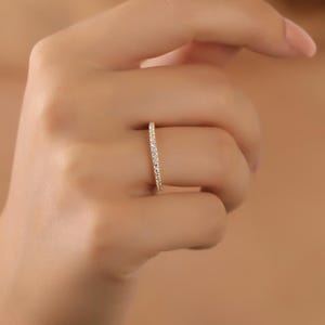 Elegant diamant-evighetsring i 14 karat guld, personlig födelsestensring i april, minimalistisk vardagsring i guld, evighetsring i diamantform bild 8