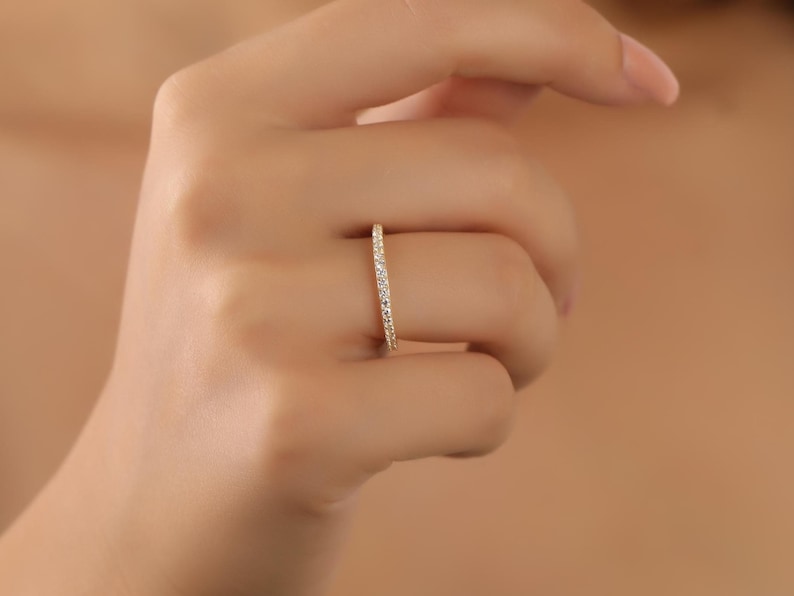 Elegant diamant-evighetsring i 14 karat guld, personlig födelsestensring i april, minimalistisk vardagsring i guld, evighetsring i diamantform bild 8
