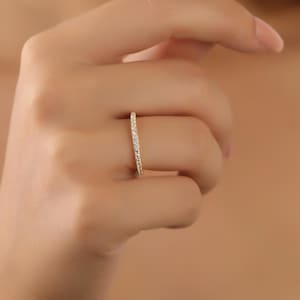 Elegant diamant-evighetsring i 14 karat guld, personlig födelsestensring i april, minimalistisk vardagsring i guld, evighetsring i diamantform bild 10