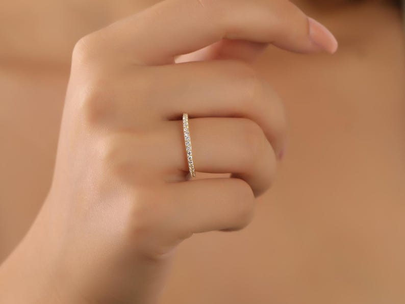 Elegant diamant-evighetsring i 14 karat guld, personlig födelsestensring i april, minimalistisk vardagsring i guld, evighetsring i diamantform bild 10