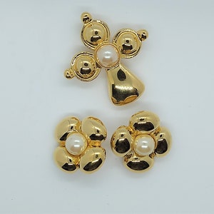 Premier Designs Signed Triumph Polished Gold & Faux Pearl Cross Brooch/Pendant with Clover Clip On Earrings Set