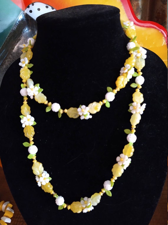 Vintage Lucite Lemon Yellow Daisy Garland Chain N… - image 3