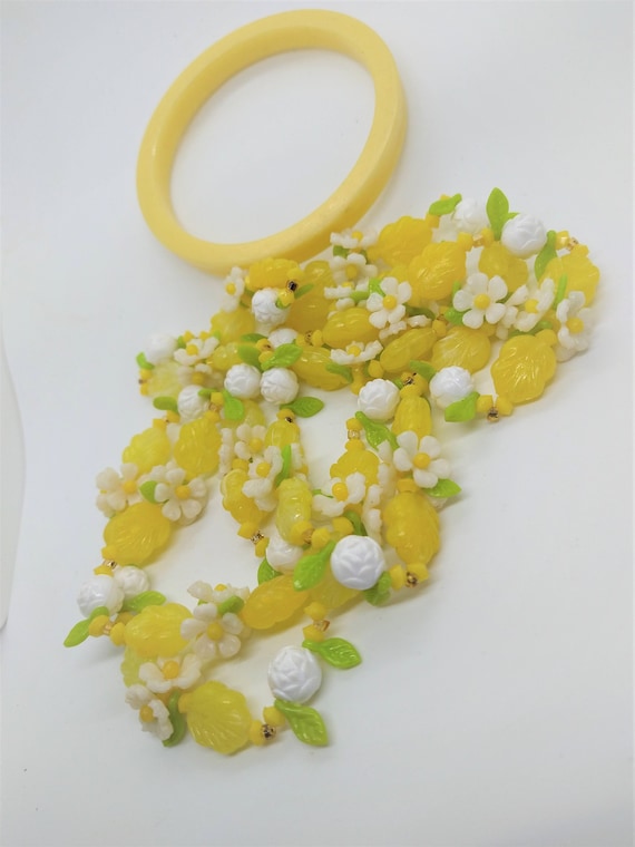 Vintage Lucite Lemon Yellow Daisy Garland Chain N… - image 2