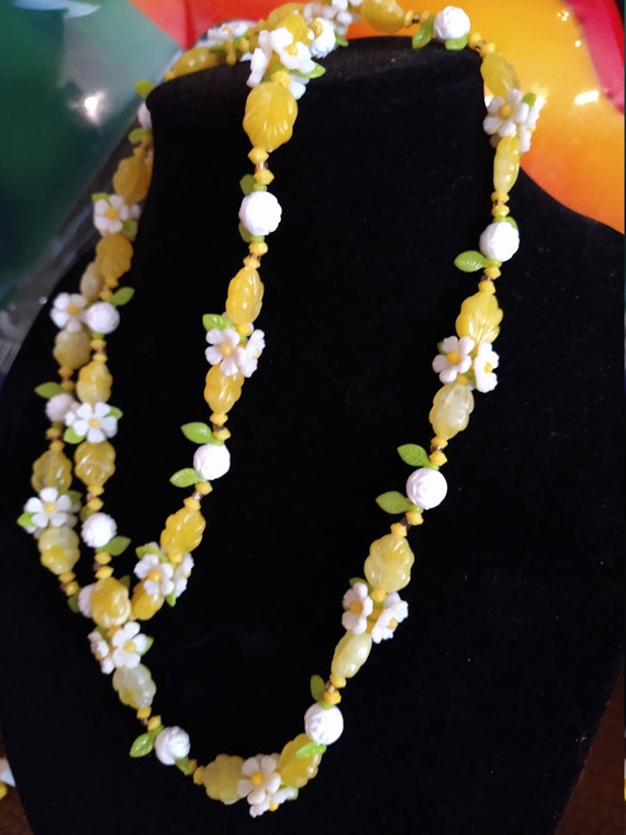 Vintage Lucite Lemon Yellow Daisy Garland Chain N… - image 7