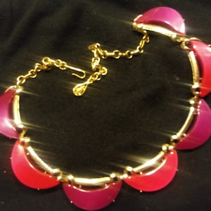Vintage CORO Half Moon Shaped Thermoset Lucite Necklace in Vibrant  Fuchsia and Magenta  with MID-CENTURY Design in Gold Tone.