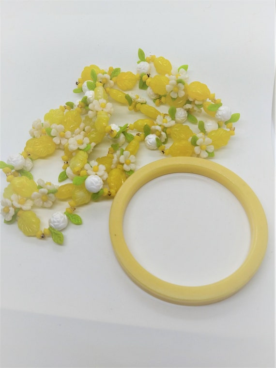 Vintage Lucite Lemon Yellow Daisy Garland Chain N… - image 5