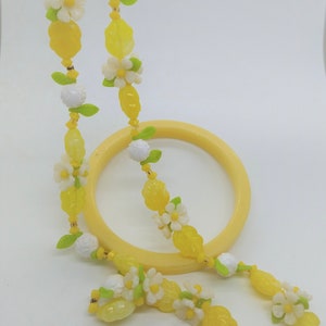 Vintage Lucite Lemon Yellow Daisy Garland Chain Necklace and Bracelet 1940&#39;s