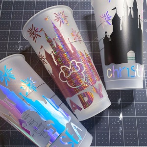 Puede incluir: Tres vasos de pl&aacute;stico transparente con acabado mate. Cada vaso tiene un dise&ntilde;o diferente con una silueta del castillo de Cenicienta con fuegos artificiales. Los vasos est&aacute;n personalizados con los nombres "Elsa", "Ady" y "Christina".