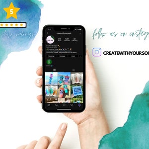 Puede incluir: Un tel&eacute;fono inteligente que muestra una p&aacute;gina de perfil de Instagram para "createwithyoursoul_" con 275 publicaciones, 1.201 seguidores y 32 seguidos. La biograf&iacute;a del perfil dice "Creative Designer | Creator of Magic | www.etsy.com/shop/createwithyoursoul" y va seguida de una cuadr&iacute;cula de nueve fotos de vasos personalizados coloridos.
