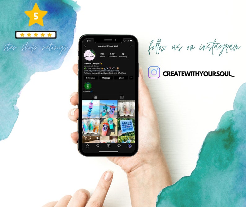 Puede incluir: Un tel&eacute;fono inteligente que muestra una p&aacute;gina de perfil de Instagram para "createwithyoursoul_" con 275 publicaciones, 1.201 seguidores y 32 seguidos. La biograf&iacute;a del perfil dice "Creative Designer | Creator of Magic | www.etsy.com/shop/createwithyoursoul" y va seguida de una cuadr&iacute;cula de nueve fotos de vasos personalizados coloridos.