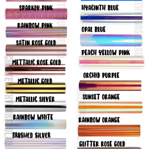 Puede incluir: Una tabla de colores de vinilo con nombres como Glitter Pink, Track Pink, Sparkly Pink, Rainbow Pink, Satin Rose Gold, Metallic Rose Gold, Metallic Gold, Metallic Silver, Rainbow White, Brushed Silver, Dark Grey, Emerald Green, Peacock Blue, Hyacinth Blue, Opal Blue, Peach Yellow Pink, Orchid Purple, Sunset Orange, Rainbow Orange, Glitter Rose Gold y Glitter Silver.