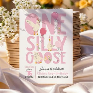 Op de afbeelding: Een roze en witte verjaardagsuitnodiging met de tekst "ONE SILLY GOOSE". De uitnodiging bevat illustraties van ganzen, ballonnen en bloemen. De datum, tijd en locatie zijn ook opgenomen.