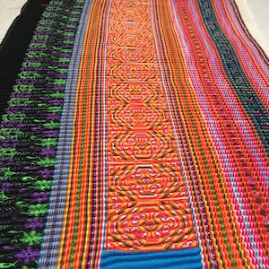 RARE 19” x3.2 yards machine embroidery Hmong fabric vintage ( 50D)
