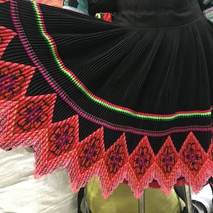 Hmong  traditional skirt vintage ( V50)