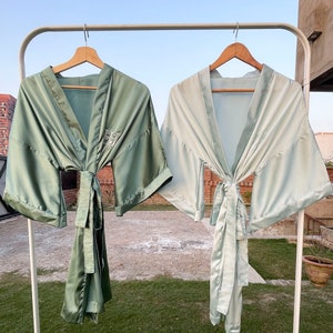 Brautjungfer Robe, bestickte Robe, Brautjungfer Roben, Brautrobe personalisiert, Brautrobe für Braut, Seidenbrautroben, Kimono-Robe
