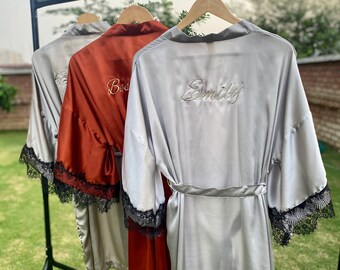 Bijpassende gewaden oranjezilveren satijnen gewaden, kanten bruidsgewaad, bruidsfeestgewaad, monogramgewaden, voorbereidingsgewaden, zijden kimonogewaad