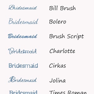 Op de afbeelding: Een lijst met borduurlettertypen, waaronder Bill Brush, Bolero, Brush Script, Charlotte, Cirkas, Jolina en Times Roman. Het woord "Bridesmaid" is in elk lettertype geborduurd.