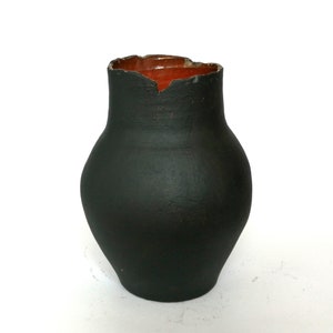 Rustikale primitive Keramik zum Sammeln, Vintage alte schwarze Tonvase, Wabi Sabi Keramik.