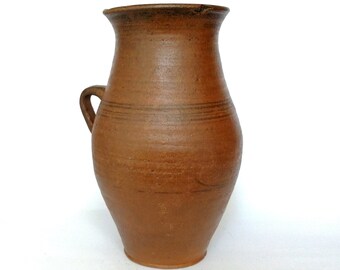侘び寂びの陶器テラコッタポット。ヴィンテージのプリミティブな粘土の